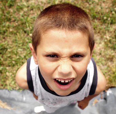 Komik çocuklar oynarken açık ateş etmek detay