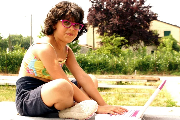 Detalle de rodaje al aire libre de niños divertidos — Foto de Stock