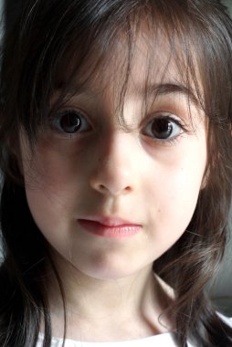 Küçük beyaz bir kız yakın çekim