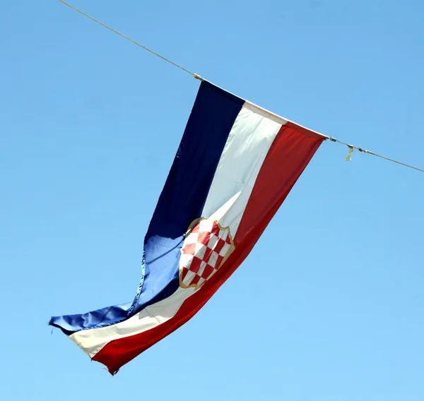 Detail einer schwenkenden kroatischen Flagge auf blauem Hintergrund — Stockfoto