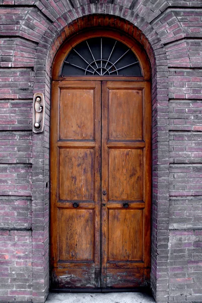Detalle de una vieja puerta de madera italiana — Foto de Stock