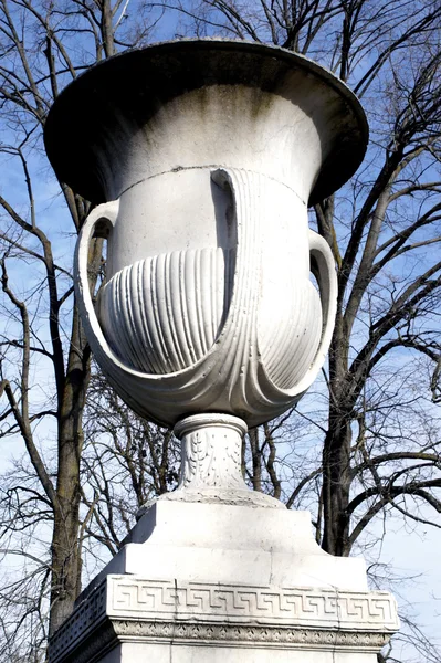 Detail van oud standbeeld in het park — Stockfoto