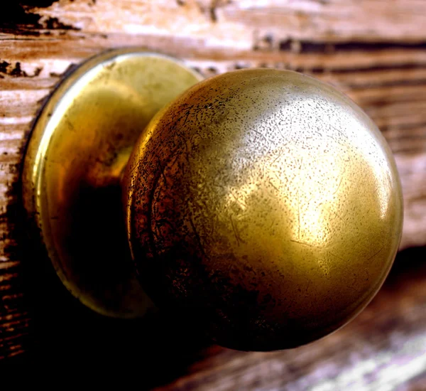 Detalhe de uma alça de porta metálica antiga — Fotografia de Stock