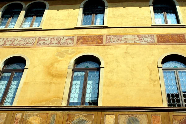Detalle de la antigua ventana exterior en Italia — Foto de Stock