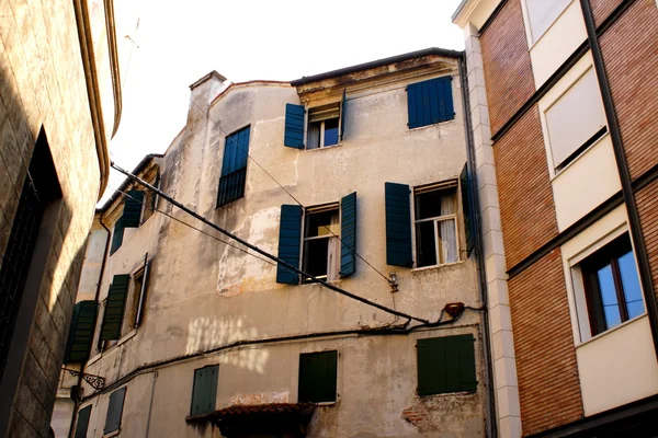 Detail van oude externe venster in Italië — Stockfoto