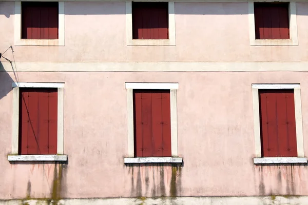 Detalj av gamla externa fönster i Italien — Stockfoto