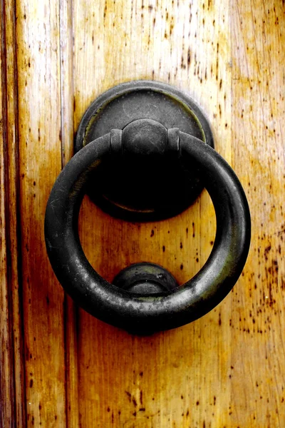 Detail of an ancient metallic door handle — Stock Photo, Image