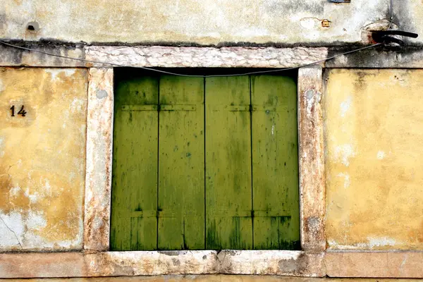 Detalhe da antiga janela externa na Itália — Fotografia de Stock
