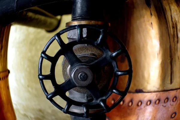 Avvicinamento degli strumenti di distillazione dell'alcole — Foto Stock