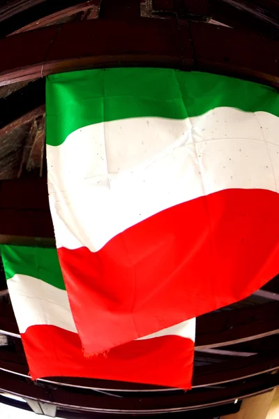 Banderas de Italia en el puente Bassano del Grappa — Foto de Stock