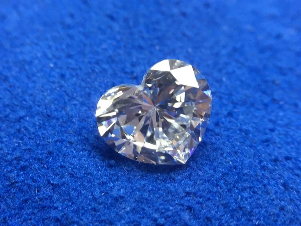 Diamante en forma de corazón — Foto de Stock