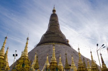 Antik Shwedagon pagoda alacakaranlıkta detay,