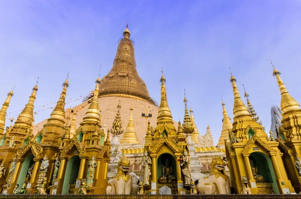 Golden stupa of Shwedagon Pagoda at twilight, Yangon — Stock Photo, Image