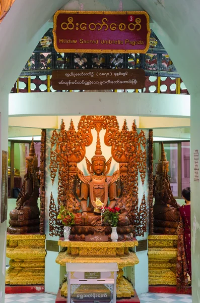 Alte heilige Holzstatuen in der Shwedagon Pagode, Yangon — Stockfoto