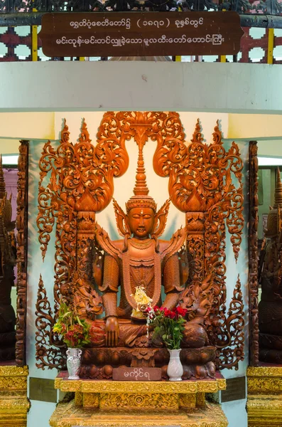 Alte heilige Holzstatuen in der Shwedagon Pagode, Yangon — Stockfoto