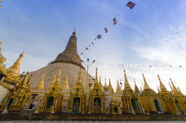 Detail of the ancient Shwedagon pagoda at twilight, — Stock Photo, Image