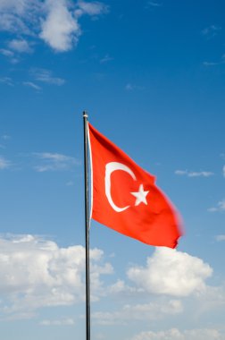 Türkiye'nin bayrak sallayarak güneşli mavi gökyüzü altında Türkiye