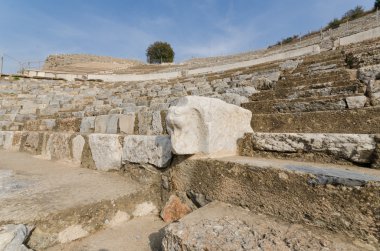 Antik Yunan tiyatro Efes'te mermer taş oturma sıraları 
