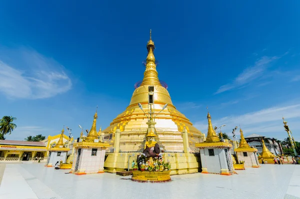 Sacred Bo Ta Tuang pagoda with blue sky background,  Yangon — Stock Photo, Image