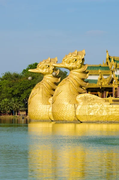 Close-up of couple of Karaweik bird, Prow of floating Karaweik palace — Stock Photo, Image