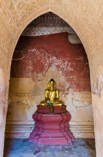 Goldene antike Buddha-Statue an der htilo minlo Pagode, bagan, myanm — Stockfoto