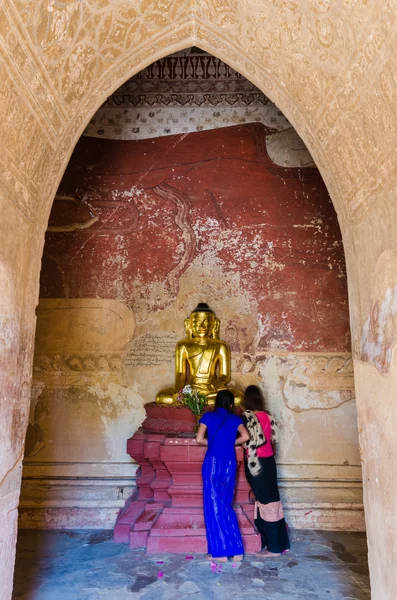 Junge Burmesen beten goldene antike Buddha-Statue — Stockfoto