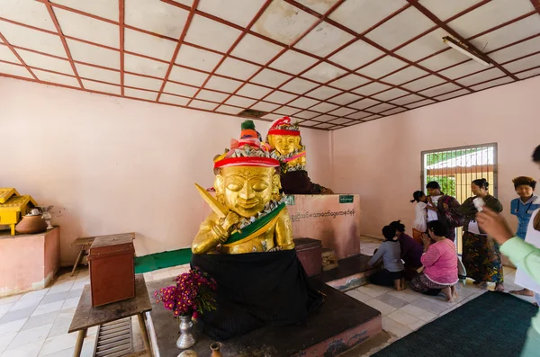 Escultura de espíritu sagrado Nat en la pagoda Shwezigon, Bagan —  Fotos de Stock