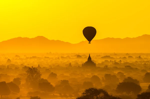 古代寺庙的 Bagan(Pagan) 与上升的气球米以上 — 图库照片