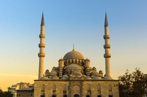 A Nova Mesquita (Yeni) ao pôr do sol, crepúsculo, Istambul, Turquia — Fotografia de Stock