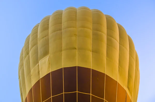 Close up de balão de ar quente no céu azul — Fotografia de Stock