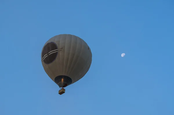 Balão de ar quente sobre o céu azul e lua, Pamukkale, Turquia — Fotografia de Stock