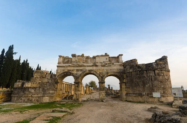 Domitian kapısı anciet Hierapolis şehir, Pamukkale, Türkiye — Stok fotoğraf