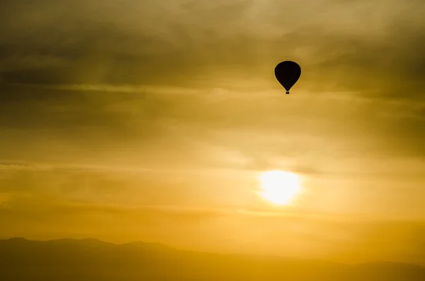 Silhouette Heißluftballon auf gelbem Himmel Sonnenuntergang — Stockfoto