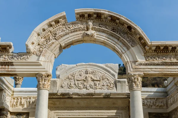 Figurera av Medusa med ornament av Akantus lämnar. — Stockfoto