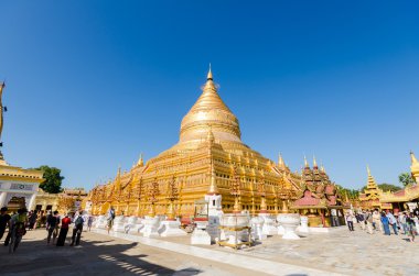 Bagan, Myanmar - 29 Aralık 2014: Kutsal Shwezigon Pagoda