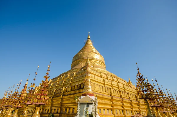 Sacred Shwezigon Pagoda in Bagan archeological site. — Stock Photo, Image