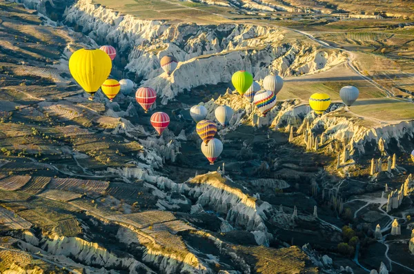 Mongolfiera sorvolando olcanico paesaggio roccioso, Cappadocia , — Foto Stock