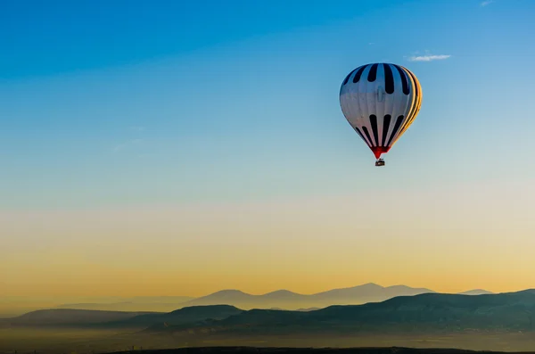 Mongolfiera sorvolando olcanico paesaggio roccioso, Cappadocia , — Foto Stock