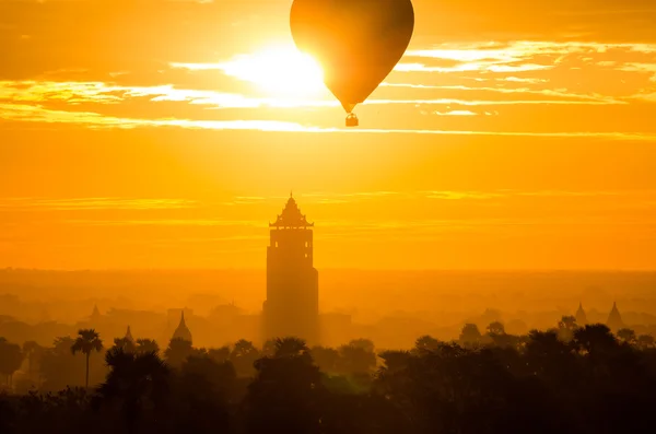 Balão sobrevoando Bagan Nan Myint Tower, Bagan, Myanmer — Fotografia de Stock