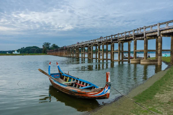 Ξύλινο καραβάκι στη γέφυρα του ubein στην Ανατολή του ηλίου, mandalay, Μιανμάρ Royalty Free Εικόνες Αρχείου