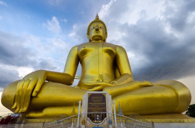 Wat Muang Ang thong Tapınağı'nda en büyük Buda heykeli