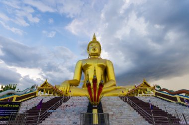 Wat Muang Ang thong Tapınağı'nda en büyük Buda heykeli.