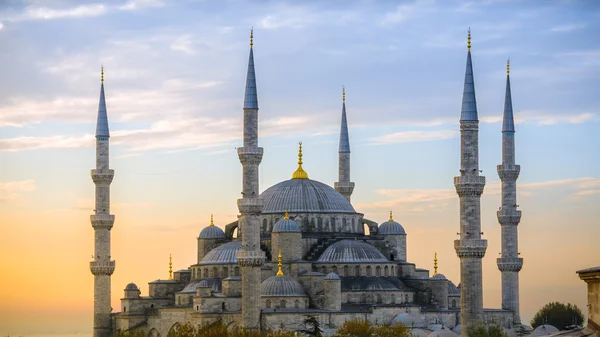 Blue mosque in glorius sunset, Istanbul, Sultanahmet park. — Stock Photo, Image