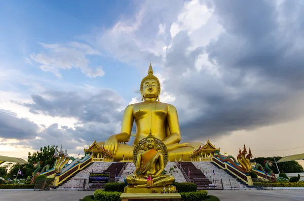 Wat Muang Ang thong Tapınağı'nda en büyük Buda heykeli — Stok fotoğraf