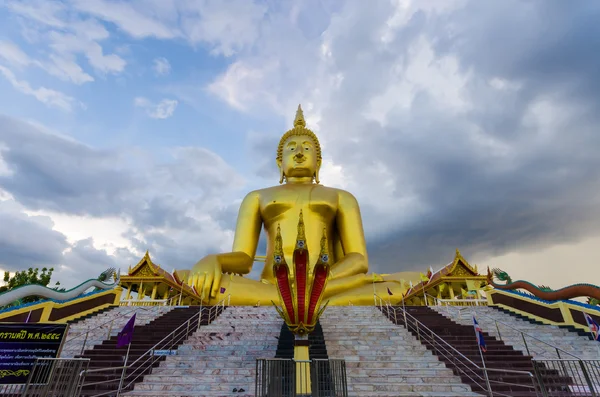 Wat Muang Ang thong Tapınağı'nda en büyük Buda heykeli. — Stok fotoğraf