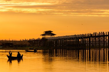 Ubein Köprüsü'nde günbatımı, Mandalay, Myanmar 