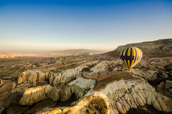 Mongolfiera che sorvola il paesaggio roccioso vulcanico, Turchia — Foto Stock