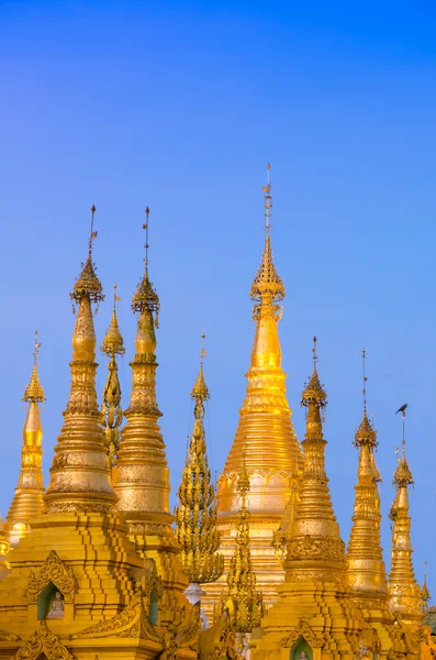 Золотая ступа пагоды Шведагон в сумерках, Янгон, Мьянма — стоковое фото