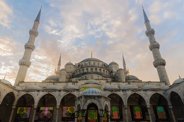 Добро пожаловать в Голубую мечеть на рассвете, Стамбул, Турция — стоковое фото