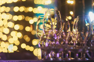 Farklı renkli alkol kokteyl parti nane ile güzel satırı